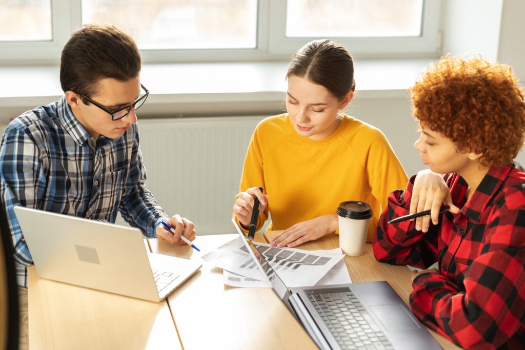 Mini entreprise EPA : comment Entreprendre Pour Apprendre (EPA) crée-t-il de nouvelles perspectives pour les lycéens ?